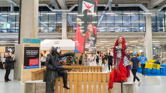 Zwei Cosplay-Warlords posieren im Foyer der Halle