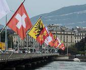 Schweizer Festbeflaggung an einer Brücke in Genf, anlässlich der Segelmeisterschaft Little Cup