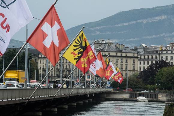 Schweizer Festbeflaggung an einer Brücke in Genf, anlässlich der Segelmeisterschaft Little Cup 