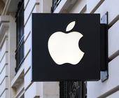 Apple-Logo an einer Gebäudefassade