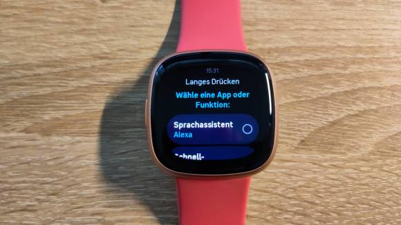 Die Fitbit-Watch zeigt die Auswahl des Sprachassistenten