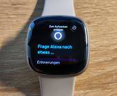 Eine Fitbit Sense 2 zeigt 