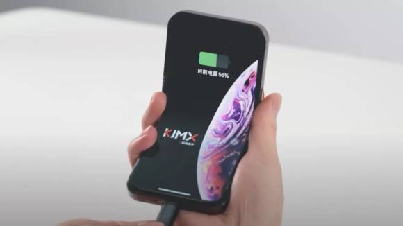 Das faltbare iPhone in der Hand einer Person 