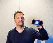 Standbild aus dem Video: Florian Bodoky hält ein Smartphone mit dem Signal-Logo in die Kamera
