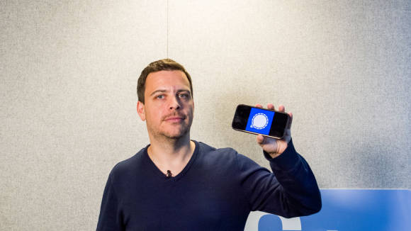 Standbild aus dem Video: Florian Bodoky hält ein Smartphone mit dem Signal-Logo in die Kamera 