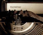 Auf einer altmodischen Schreibmaschine wurde das Wort WordStar getippt