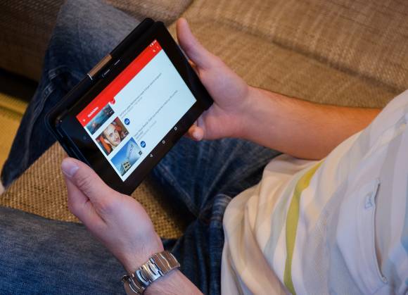 YouTube-Nachrichten auf einem Tablet 