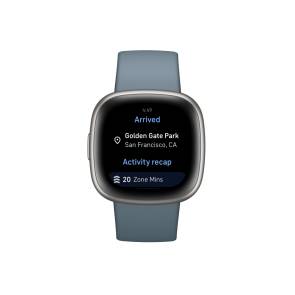 Eine Fitbit-Smartwatch in Grau, darauf sind Navigationshinweise zu sehen