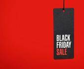 Eine schwarze Black-Friday-Etikette auf rotem Hintergrund