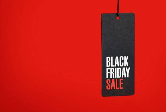 Eine schwarze Black-Friday-Etikette auf rotem Hintergrund 
