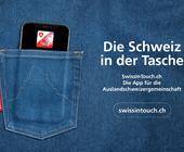 Das Banner von Swiss in Touch zeigt eine Hosentasche, in der ein Smartphone steckt