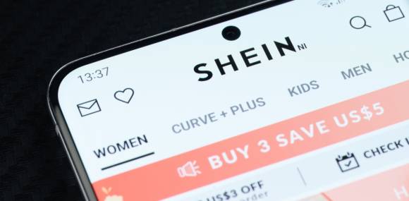 Shein-App auf Smartphone 