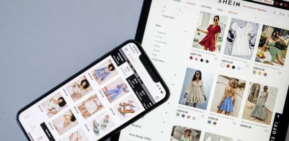 Shein-App auf Laptop und Smartphone 