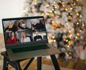 Video-Call unterm Weihnachtsbaum