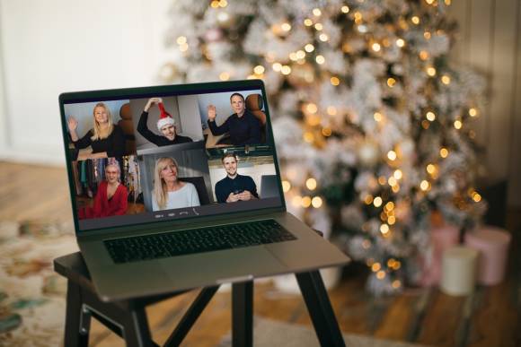 Video-Call unterm Weihnachtsbaum 