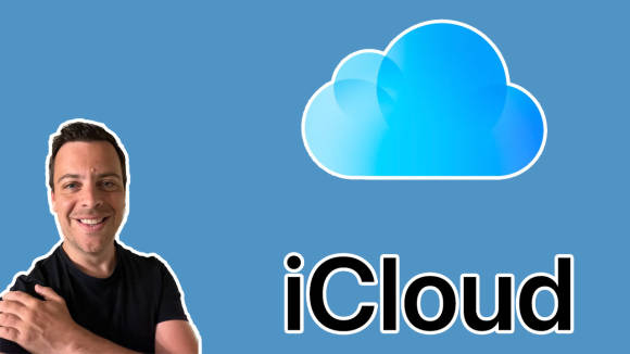 PCtipp-Redaktor Florian Bodoky neben dem iCloud-Logo 