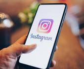 Person mit Smartphone mit Instagram-App