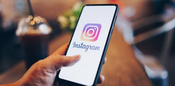 Person mit Smartphone mit Instagram-App 