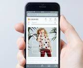 Person mit Zalando-App auf dem Smartphone