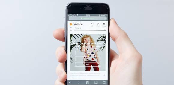 Person mit Zalando-App auf dem Smartphone 