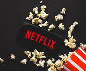 Netflix-Schriftzug mit Popcorn-Tüte