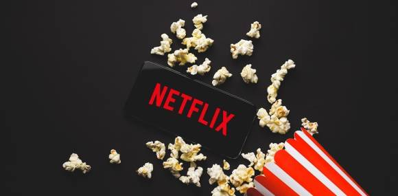 Netflix-Schriftzug mit Popcorn-Tüte 