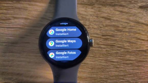 Die Smartwatch zeigt die Google-Apps Maps, Home und Fotos