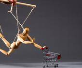 Marionette mit Einkaufswagen