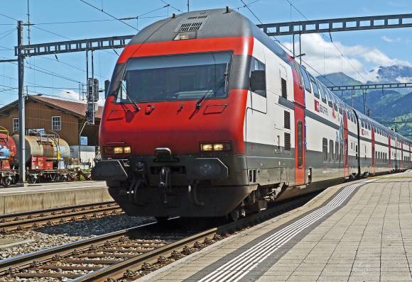 Ein SBB-Zug, von vorne aufgenommen 