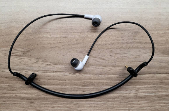 Die In-Ear-Kopfhörer sind durch ein Kabel miteinander verbunden