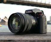 Die Panasonic Lumix S5 ii vor dem Opernhaus in Sidney