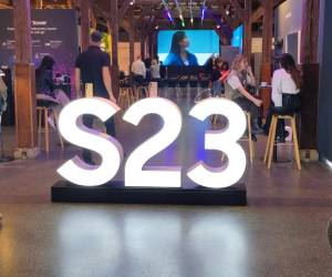 Samsung-Event mit modernem Equipment in einer Veranstaltungshalle im rustikalen Holz-Stil