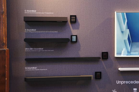 An der Ausstellungswand sind mehrere Soundbars ausgestellt
