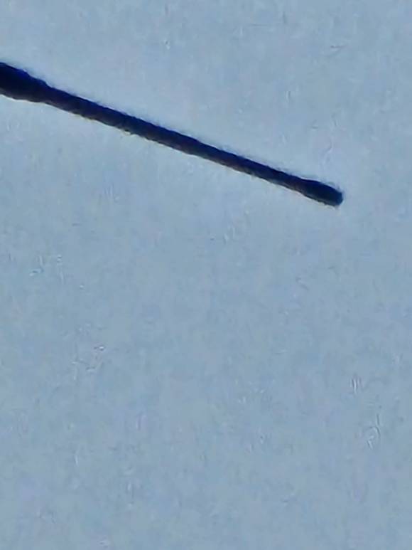 Detailbild eines Flugzeugflügelteils, aus dem Flugzeugfenster geknipst