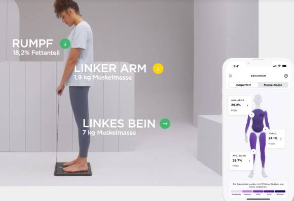 Eine Frau steht auf der Waage. Daneben die Infos aus der App eingeblendet.