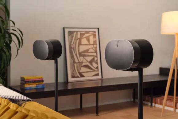 Sonos Speaker auf ihren Standfüssen