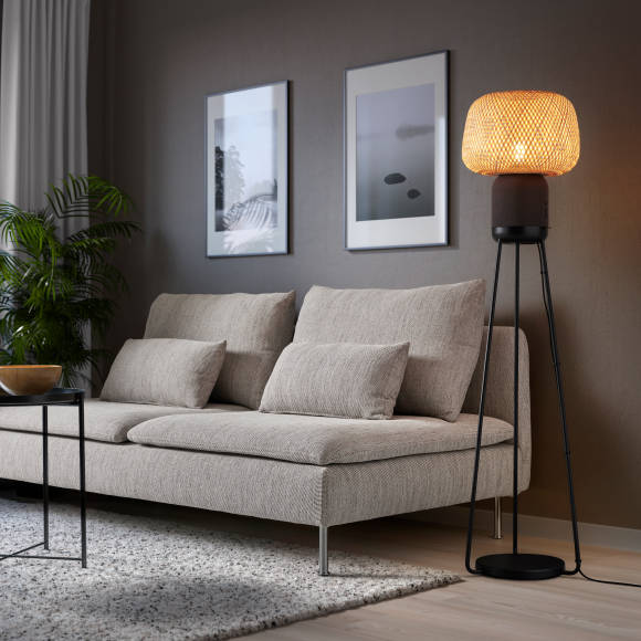 Ikea-Symfonisk-Stehleuchte mit WiFi-Speaker neben einem Sofa