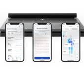 Die Withings-Waage im Hintergrund. Im Vordergrund zeigen drei Smartphones verschiedene Ansichten der zugehörigen App