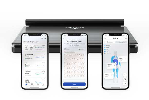 Die Withings-Waage im Hintergrund. Im Vordergrund zeigen drei Smartphones verschiedene Ansichten der zugehörigen App 