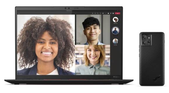 Video-Anruf auf einem mit dem Thinkphone gekoppelten Notebook