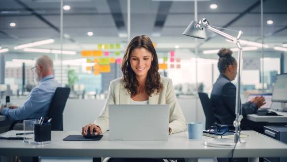 Frau im Büro 