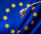 USB-C-Kabel vor Europaflagge
