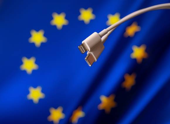 USB-C-Kabel vor Europaflagge 