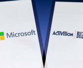 Logos von Microsoft und Activision auf Smartphone-Displays