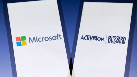 Logos von Microsoft und Activision auf Smartphone-Displays 