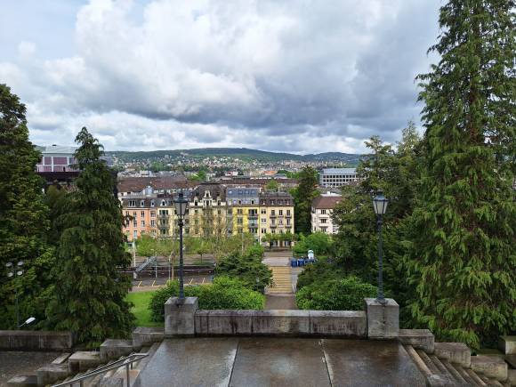 Foto von der Kirche Enge in Zürich in Richtung Stadtzentrum, normales Objektiv