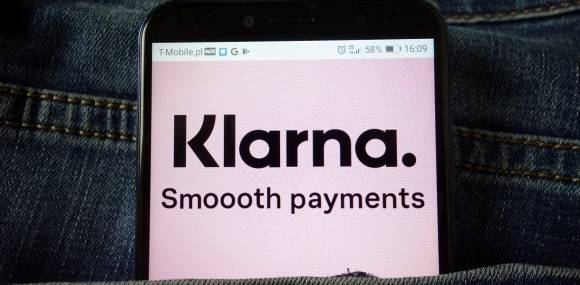 Smartphone mit Klarna-App 