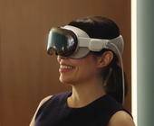 Eine Frau trägt eine Vision Pro, die etwas wie eine verkabelte Taucherbrille aussieht