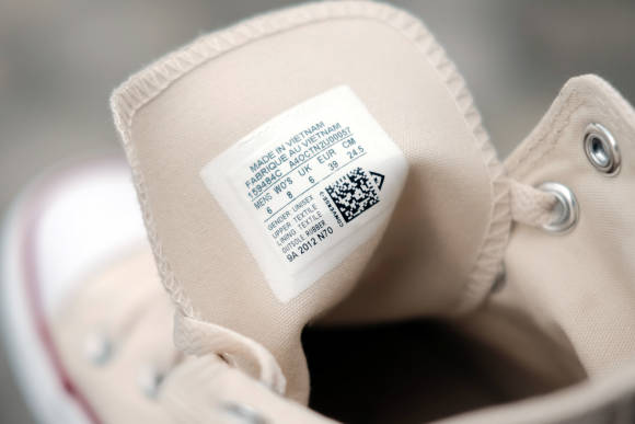 Ein QR-Code im Inneren eines Schuhs 