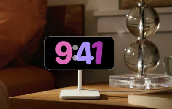 Die große Uhr im Standby-Modus des iPhone ist eines der neuen Features von iOS 17 
